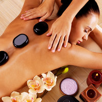 Hot-Stone-Massage bei einer Frau